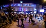 Des personnes devant l'entrée de l'aéroport Atatürk à Istanbul après un attentat terroriste, le 28 juin 2016 (Crédits : AFP/Ozan Kose)