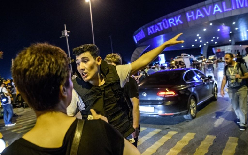 Un officier de police turc dirige les passagers de l'aéroport Atatürk à Istanbul, le 28 juin 2016, après une attaque terroriste dans le plus grand aéroport de Turquie (Crédit : AFP PHOTO / OZAN KOSE) Un officier de police turc dirige les passagers de l'aéroport Atatürk à Istanbul, le 28 juin 2016, après une attaque terroriste dans le plus grand aéroport de Turquie (Crédit : AFP PHOTO / OZAN KOSE)