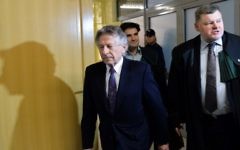 Le réalisateur Roman Polanski accompagné de ses avocats avant une audience devant le tribunal de Cracovie, le 25 février 2015. (Crédit : Janek Skarzynski/AFP)