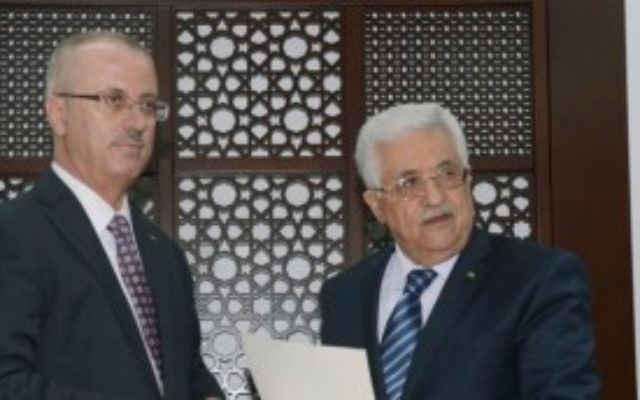 Le président de l'Autorité palestinienne Mahmoud Abbas (à droite) et Rami Hamdallah, à Ramallah, en Cisjordanie. (Crédit : AFP/PPO/HO) Le président de l'Autorité palestinienne Mahmoud Abbas (à droite) et Rami Hamdallah, à Ramallah, en Cisjordanie. (Crédit : AFP/PPO/HO)