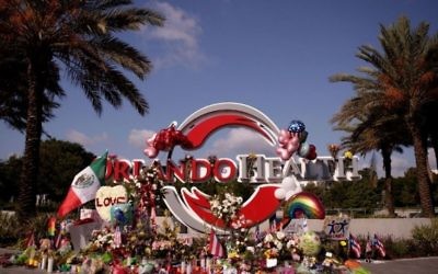 Un mémorial de fortune pour les victimes de la fusillade de la boîte de nuit Pulse à proximité du centre médical régional d'Orlando  en Floride, le 15 juin 2016. (Crédit photo: Drew Angerer / Getty Images / AFP)
