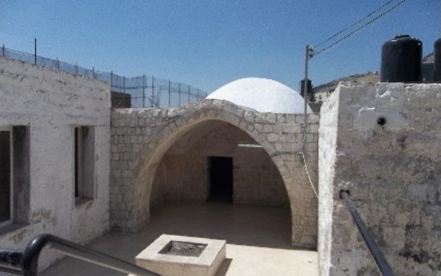 Le tombeau de Joseph, à Naplouse. (Crédit : keveryosef.org)