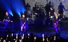 Le groupe de rock alternatif Garbage en concert en mars 2013. (Crédit : Nat Ch Villa, CC BY 2.0 via WikiCommons)