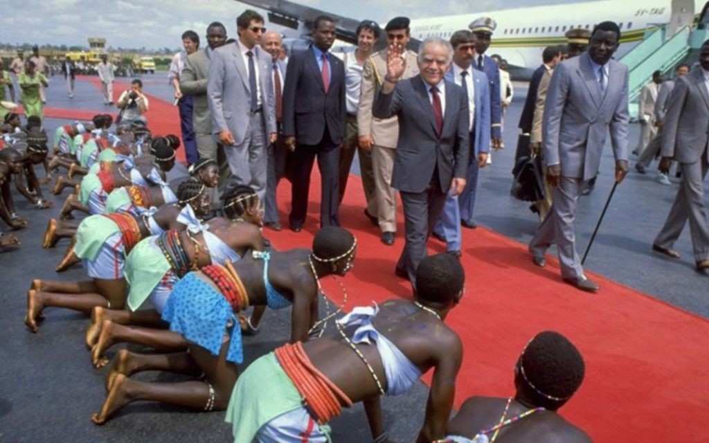 Le Premier ministre Yitzhak Shamir est accueilli par le président du Togo, Gnassingbé Eyadéma, le 19 juin 1987. (Crédit : GPO)