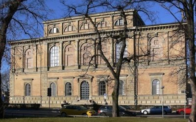 La façade de l'Alte Pinakothek à Munich, l'une des Galeries d'état bavaroises. (Crédit : Wikimedia Commons via JTA)