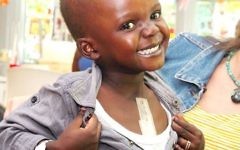 Sanusey, 4 ans et originaire de Gambie, se remet d'une opération vitale au coeur au Centre médical Wolfson  à Holon, en Israël. (Crédit : autorisation Save a Child’s Heart)