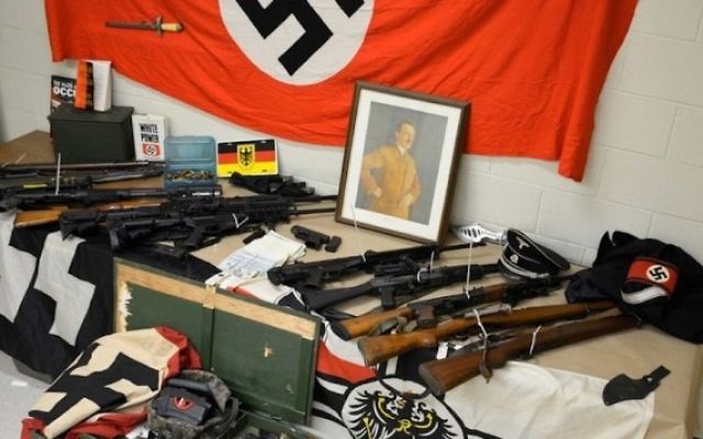 Armes et accessoires nazis saisis à Mount Sinai, dans l'état de New York, dans la maison d'Edward et Sean Perkowski, le 16 juin 2016. (Crédit : département de police de Suffolk County) Armes et accessoires nazis saisis à Mount Sinai, dans l'état de New York, dans la maison d'Edward et Sean Perkowski, le 16 juin 2016. (Crédit : département de police de Suffolk County)
