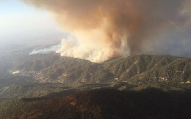 L'incendie fait rage près du village chypriote d'Argaka, dans la région Paphos, vu depuis un avion anti-incendie de l'armée israélienne, en juin 2016. (Crédit : porte-parole de l'armée israélienne) L'incendie fait rage près du village chypriote d'Argaka, dans la région Paphos, vu depuis un avion anti-incendie de l'armée israélienne, en juin 2016. (Crédit : porte-parole de l'armée israélienne)