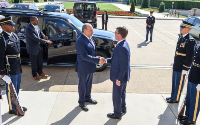 Le ministre de la Défense Avigdor Liberman (à gauche) avec le secrétaire à la Défense des Etats-Unis Ashton Carter à Washington, DC, le 20 juin 2016. (Crédit : département de la Défense des Etats-Unis/ sergent de première classe Clydell Kinchen de l'armée américaine) Le ministre de la Défense Avigdor Liberman (à gauche) avec le secrétaire à la Défense des Etats-Unis Ashton Carter à Washington, DC, le 20 juin 2016. (Crédit : département de la Défense des Etats-Unis/ sergent de première classe Clydell Kinchen de l'armée américaine)