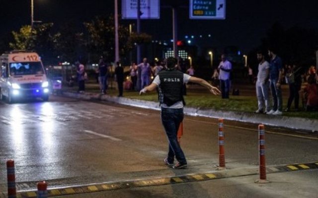 Un policier turc installe un périmètre de sécurité devant l'aéroport Atatürk d'Istanbul, après un triple attentat suicide qui a tué 36 personnes et en a blessé 147, le 28 juin 2016. (Crédit : AFP/Ozan Kose)