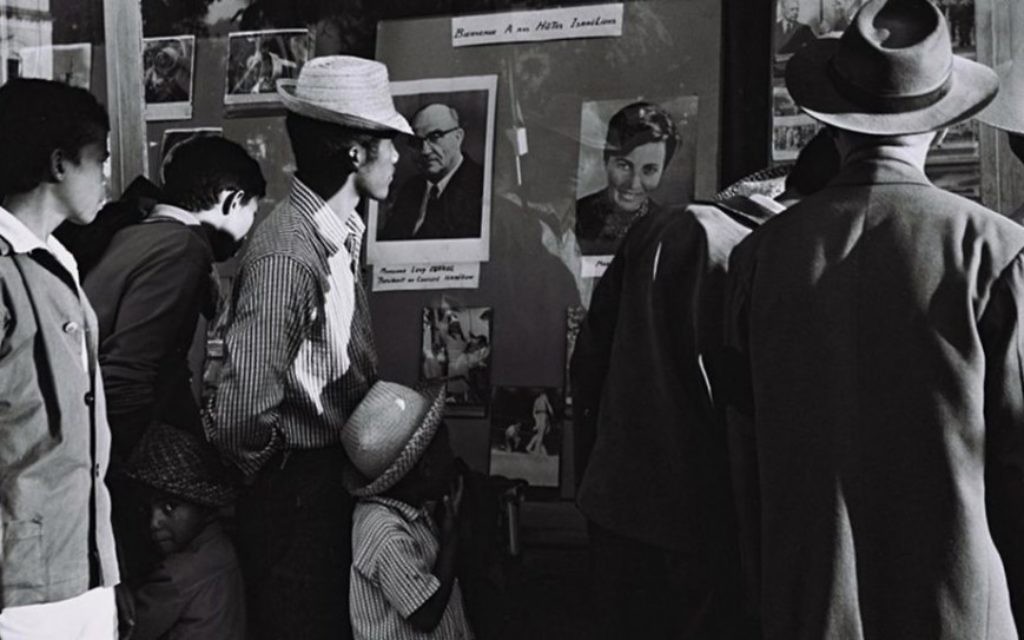 Photographies du Premier ministre Levi Eshkol et son épouse, Miriam, suspendues dans un centre d'information d'Antananarivo, à Madagascar, en juin 1966. (Crédit : Moshe Fridan/GPO)