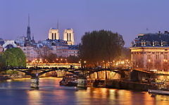 Le pont des Arts et le pont Neuf de Paris, en avril 2010. (Crédit : Benh LIEU SONG — Travail personnel, CC BY-SA 3.0, via WikiCommons)