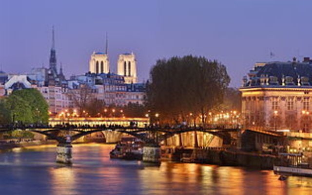 Le pont des Arts et le pont Neuf de Paris, en avril 2010. (Crédit : Benh LIEU SONG — Travail personnel, CC BY-SA 3.0, via WikiCommons)