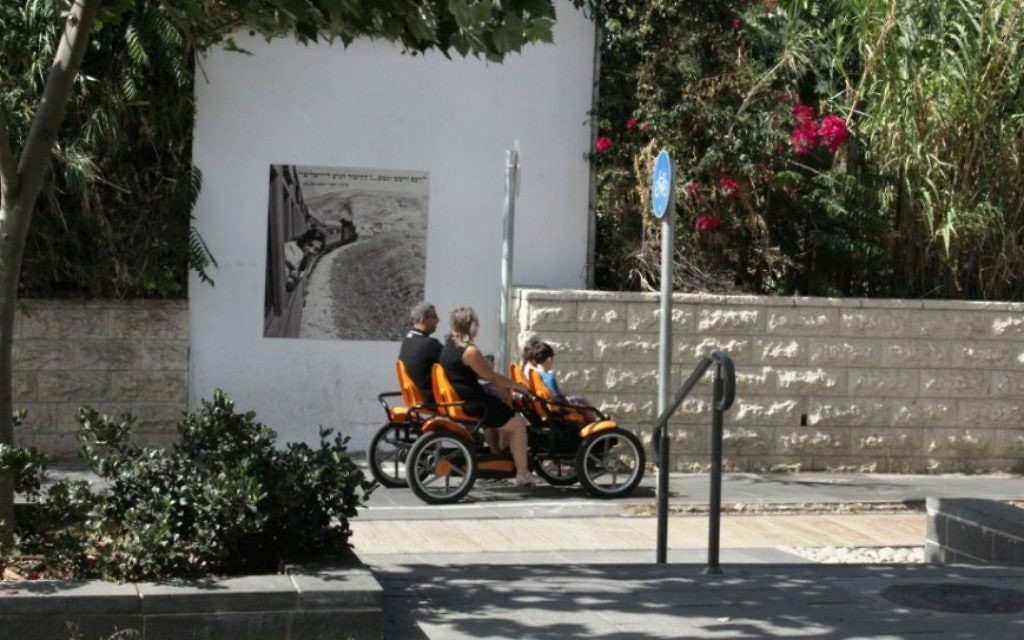 Le parc Hamesila est idéal pour les balades en vélo, les poussettes ou les fauteuils roulant (Crédit : Shmuel Bar-Am)