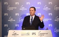 Yisrael Katz, ministre des Renseignements et des Transports, pendant la Conférence d'Herzliya, le16 juin 2016. (Crédit : Adi Cohen Zedek)