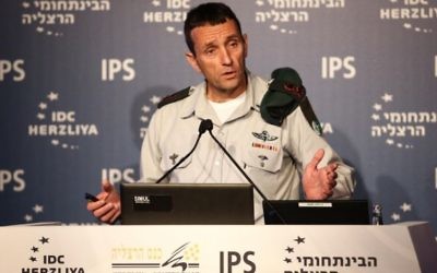 Le général Herzi Halevy, chef des Renseignements militaires, pendant la conférence d'Herzliya, au centre interdisciplinaire d'Herzliya, le 15 juin 2016. (Crédit : Adi Cohen Zedek)