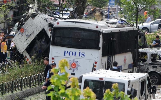 Des officiers de police et des secouristes inspectent le lieu de l'attentat à la bombe qui visait un car de police, dans le quartier de Vezneciler à Istanbul, le 7 juin 2016. ( Crédits : AFP / DOGAN NEWS AGENCY / STRINGER) Des officiers de police et des secouristes inspectent le lieu de l'attentat à la bombe qui visait un car de police, dans le quartier de Vezneciler à Istanbul, le 7 juin 2016. ( Crédits : AFP / DOGAN NEWS AGENCY / STRINGER)