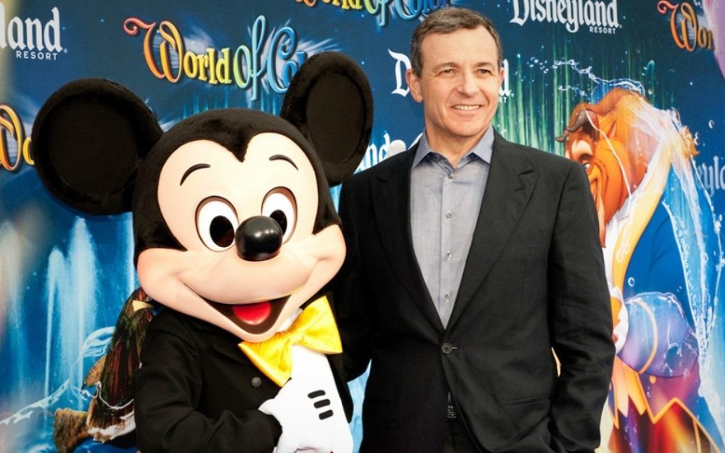 Le PDG de Disney Bob Iger à la première du Monde des couleurs dans le Parc aventure de Disney California (Crédit : Josh Hallett, CC-BY-SA) Le PDG de Disney Bob Iger à la première du Monde des couleurs dans le Parc aventure de Disney California (Crédit : Josh Hallett, CC-BY-SA)
