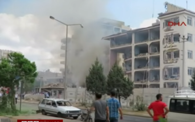 Le siège de la police à Midyat, au sud-est de la Turquie, soufflé par un attentat à la voiture piégée, le 8 juin 2016. (Crédits : capture d'écran YouTube / BBC Turquie)