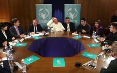 Rencontre organisée par YouTube et l'Académie pontificale Scholas Occurrentes au Vatican entre le pape François et plusieurs musiciens de différents pays, le 30 mai 2016. (Crédit : capture d'écran YouTube/Anna RF)