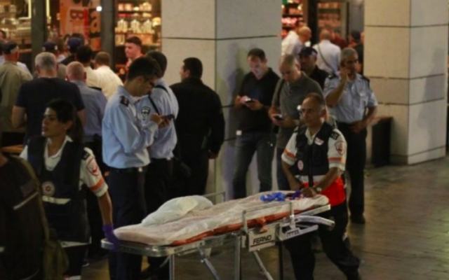 Le marché Sarona après une fusillade le 8 juin 2016 (Crédit : Judah Ari Gross/Times of Israel)
