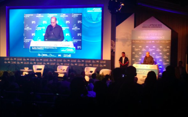 Moshe Yaalon à la conférence d'Herzliya le 16 juin 2016 (Crédit : Judah Ari Gross/Times of Israel)