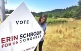 Postée le 29 mai 2016, cette photo montre Erin Schrode en pleine campagne (électorale), dans le comté d'Humboldt, en Californie du Nord. (Crédits : Facebook / Erin Schrode)
