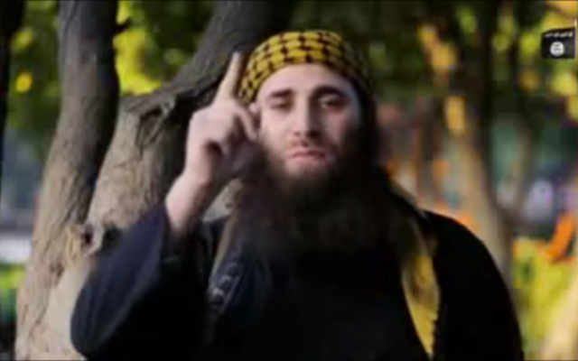 Dans une vidéo publiée en mars, deux membres libanais de l'Etat islamique menacent le Hezbollah, parti chiite qui lutte contre l'EI en Syrie, ainsi que plusieurs dirigeants libanais. (Crédit : capture d'écran YouTube)