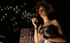 Soufflage de bulles pendant une précédente Nuit blanche. (Crédit : Abir Sultan/Flash90)