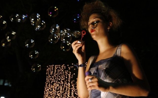 Soufflage de bulles pendant une précédente Nuit blanche. (Crédit : Abir Sultan/Flash90)