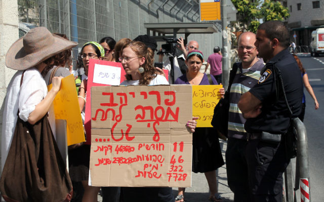 Manifestants de l'organisation Agunot devant le ministère de la Justice à Jérusalem, en 2011. Illustration. (Crédit : Yossi Zamir/Flash90) Manifestants de l'organisation Agunot devant le ministère de la Justice à Jérusalem, en 2011. Illustration. (Crédit : Yossi Zamir/Flash90)