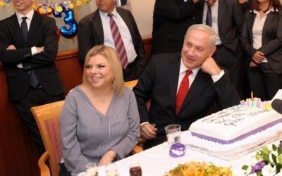 Le Premier ministre Benjamin Netanyahu et son épouse Sara célèbrent un anniversaire au bureau du Premier ministre, à Jérusalem, le 21 octobre 2012. (Crédit : Avi Ohayon/GPO/Flash90)