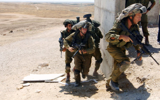Des soldats de la brigade des parachutistes s'entraînent au combat en porte-à-porte dans les zones inhabitées de Tzeelim, dans  le sud d'Israël, le 10 juillet 2014. Illustration. (Crédit : Flash90)