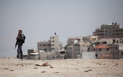 Un policier garde la station service de la colonie française de Jérusalem, près de l'entrée du village d'Issawiya, le 9 septembre 2014. Illustration. (Crédit : Yonatan Sindel/Flash90)