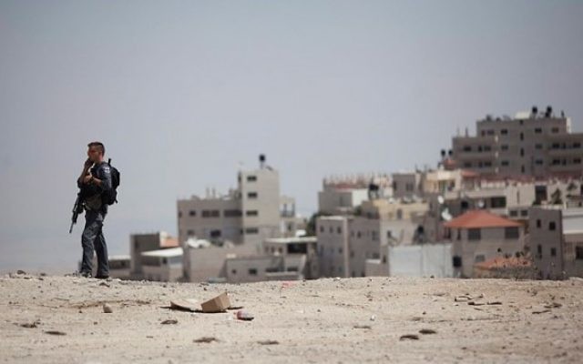 Un policier garde la station service de la colonie française de Jérusalem, près de l'entrée du village d'Issawiya, le 9 septembre 2014. Illustration. (Crédit : Yonatan Sindel/Flash90)