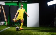 Le footballeur israélien Eran Zahavi. (Crédit : Alon Shafransky/Parazar)