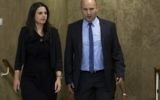 Le ministre de l'Education Naftali Bennett (à droite) et la ministre de la Justice Ayelet Shaked arrivent à la première réunion du 34e gouvernement d'Israël, aux bureaux du Premier ministre à Jérusalem, le 15 mai 2015. (Crédit : Yonatan Sindel/Flash90)