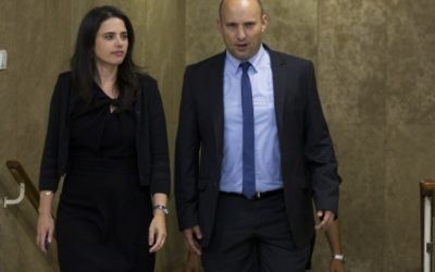 Le ministre de l'Education Naftali Bennett (à droite) et la ministre de la Justice Ayelet Shaked arrivent à la première réunion du 34e gouvernement d'Israël, aux bureaux du Premier ministre à Jérusalem, le 15 mai 2015. (Crédit : Yonatan Sindel/Flash90)