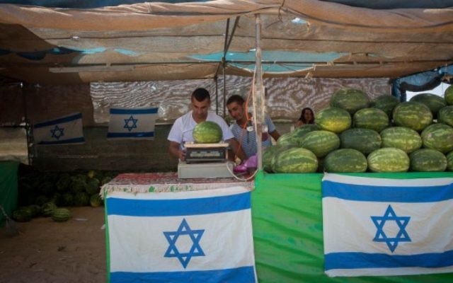 Un stand de pastèques en bord de route, à Sderot, dans le sud d'Israël, le 6 juillet 2015. (Crédit : Miriam Alster/Flash90) Un stand de pastèques en bord de route, à Sderot, dans le sud d'Israël, le 6 juillet 2015. (Crédit : Miriam Alster/Flash90)
