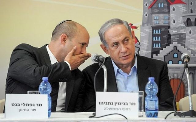 Le ministre de l'Education Naftali Bennett (à gauche) et le Premier ministre Benjamin Netanyahu, le 1er septembre 2015. (Crédit : Haim Hornstein/Flash90)
