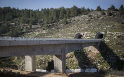 Construction du train à haute vitesse entre Tel Aviv et Jérusalem vue depuis l'extérieur de Jérusalem, le 20 décembre 2015. (Crédit : Hadas Parush/Flash90)