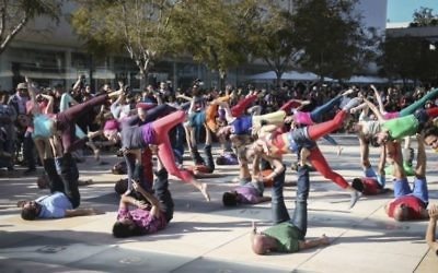 Des Israéliens pratiquant le yoga place Habima en mars 2016 (Crédit : autorisation Flash 90)
