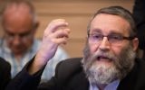 Moshe Gafni, député de Yahadout HaTorah, pendant une réunion de la commission des Affaires internes de la Knesset sur un projet de loi modifiant les régulations de l'utilisation des mikvés, à Jérusalem, le 6 juin 2016. (Crédit : Hadas Parush/Flash90)