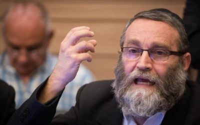 Moshe Gafni, député de Yahadout HaTorah, pendant une réunion de la commission des Affaires internes de la Knesset sur un projet de loi modifiant les régulations de l'utilisation des mikvés, à Jérusalem, le 6 juin 2016. (Crédit : Hadas Parush/Flash90)