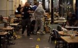Les forces de sécurité israéliennes sur les lieux d'un attentat terroriste au marché Sarona de Tel Aviv, le 8 juin 2016. (Crédit photo: Gili Yaari/Flash90)