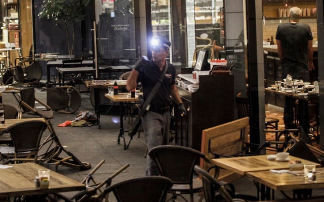 Les forces de sécurité israéliennes sur les lieux d'un attentat terroriste au marché Sarona de Tel Aviv, le 8 juin 2016. (Crédit : Miriam Alster/Flash90)