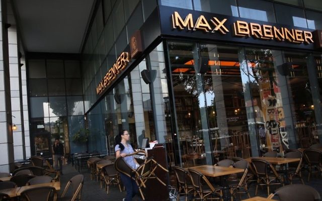 Une femme nettoie les tables au restaurant Max Brenner du marché Sarona, dans le centre de Tel Aviv, le 9 juin 2016, au lendemain matin de l'attaque terroriste qui s'y est déroulée (Crédit : Miriam Alster/Flash90) Une femme nettoie les tables au restaurant Max Brenner du marché Sarona, dans le centre de Tel Aviv, le 9 juin 2016, au lendemain matin de l'attaque terroriste qui s'y est déroulée (Crédit : Miriam Alster/Flash90)