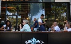 Des Israéliens mangent au restaurant Benedict du centre commercial Sarona, dans le centre de Tel Aviv, quelques heures après une fusillade terroriste qui y a tué quatre personnes, le 9 juin 2016. (Crédit : Miriam Alster/Flash90)