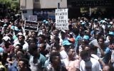 Des migrants érythréens manifestent devant l'ambassade de l'Union européenne à Ramat Gan, près de Tel Aviv, demandant à l'UE de juger les dirigeants érythréens pour crimes contre l'humanité, le 21 juin 2016 (Crédit : Tomer Neuberg/Flash90)