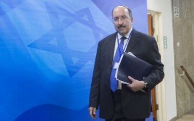 Dore Gold, directeur général du ministère des Affaires étrangères, arrive à la réunion de cabinet hebdomadaire dans les bureaux du Premier ministre, à Jérusalem, le 26 juin 2016. (Crédit : Miriam Alster/Flash90)